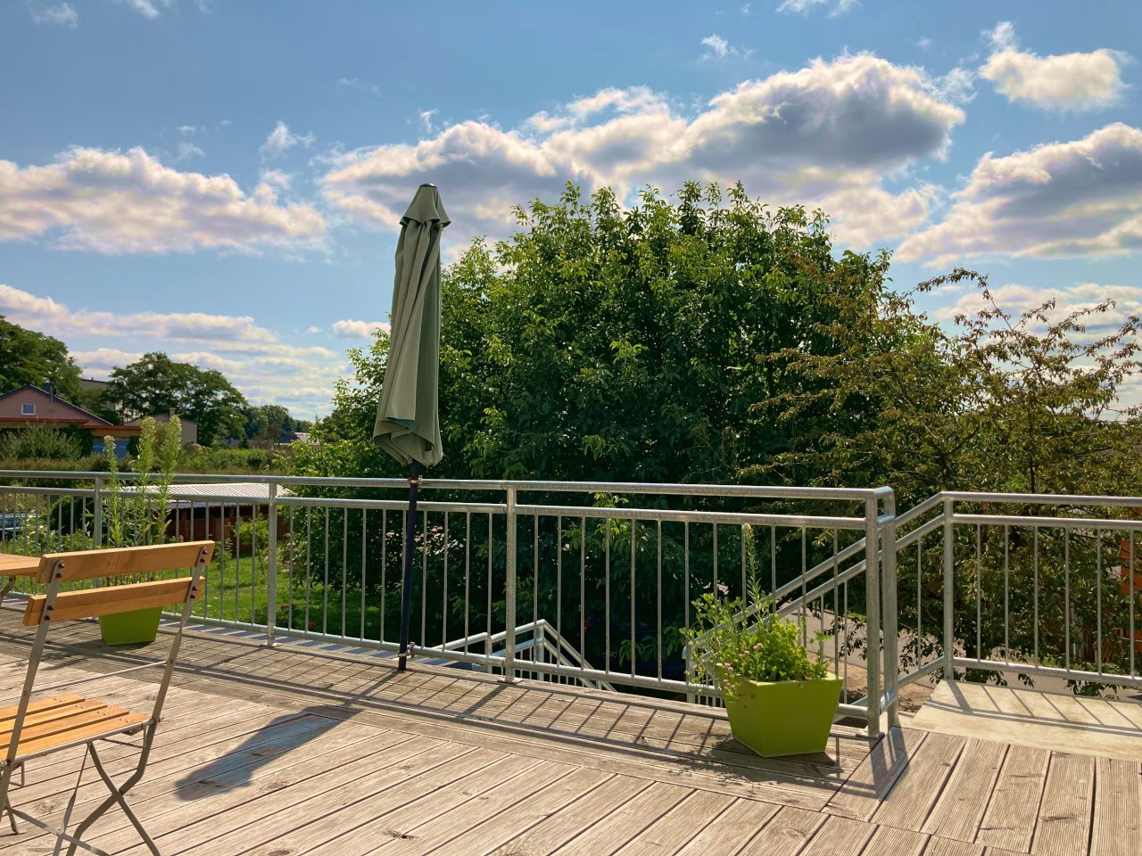 Blick über die Dachterasse ins Grüne