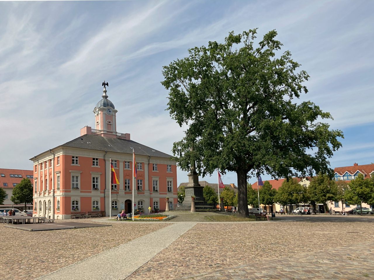 Rathaus von Templin mit umgebendem Marktplatz